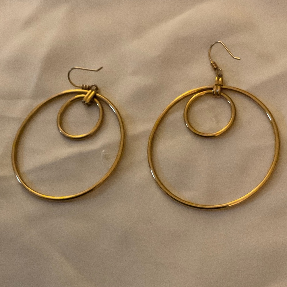 SHINY GOLDTONE DOUBLE HOOP FASHION EARRINGS, WIRE HOOK